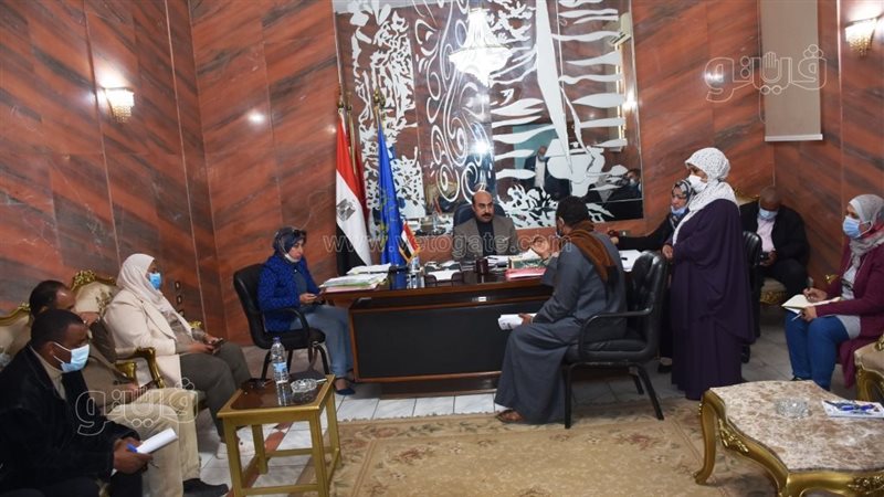 محافظ أسوان يلتقى