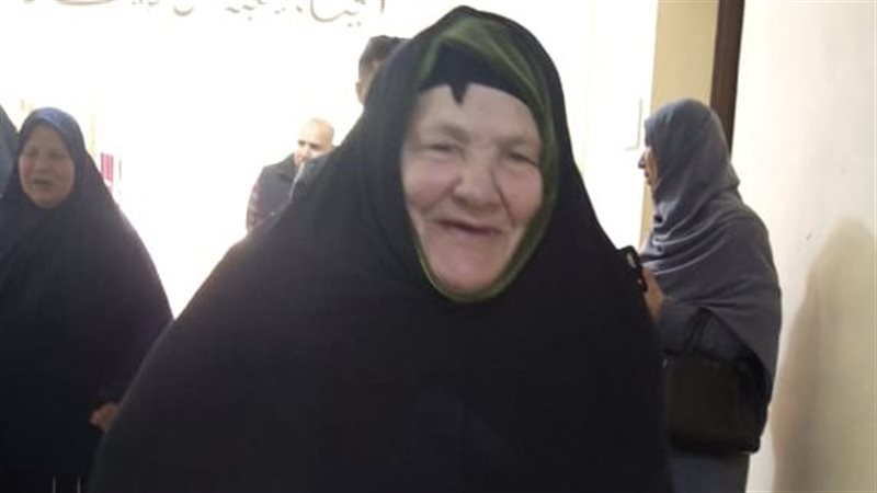 عجوز تخطت 70 عاما