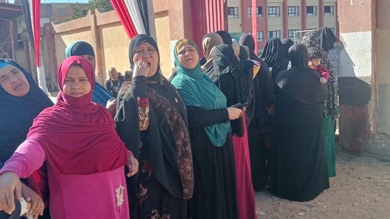 السيدات يتصدرن طوابير