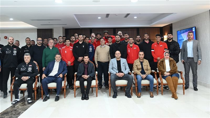 أشرف صبحي يلتقي منتخب