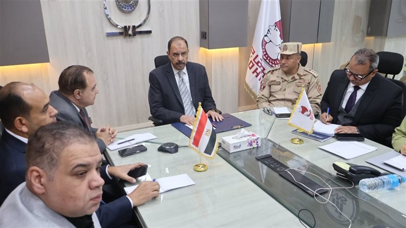 محافظ سوهاج فى غرفة