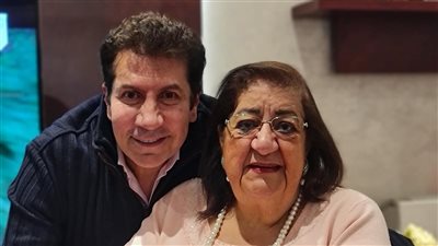  بكلمات مؤثرة ومجموعة صور، هاني رمزي ينعي والدته 