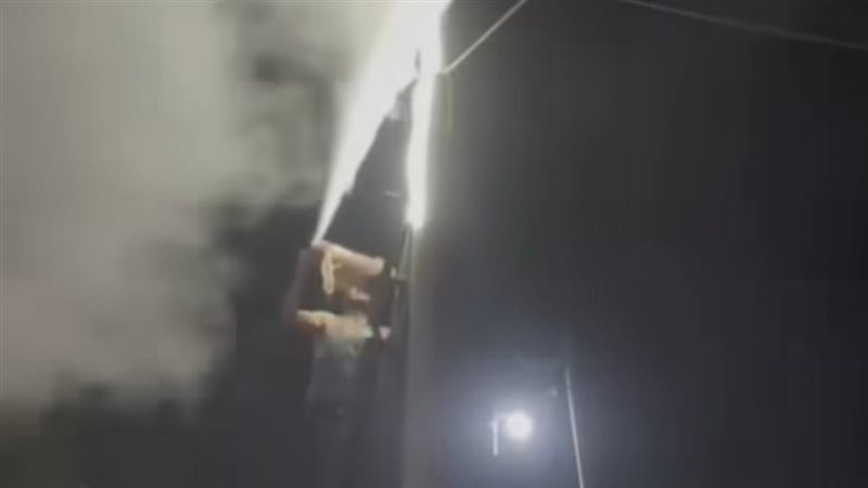  حريق عامود كهرباء،