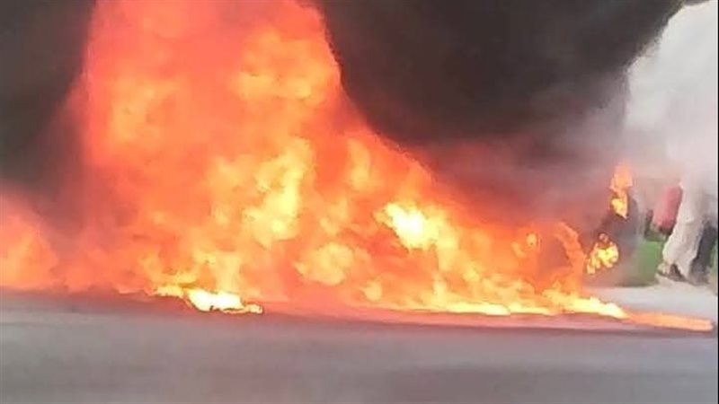 تفحم شخص داخل سيارته