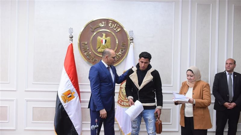 وزير العمل يُسلم