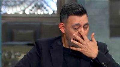 لحظة بكاء عمرو مصطفى بسبب حالته الصحية (فيديو)