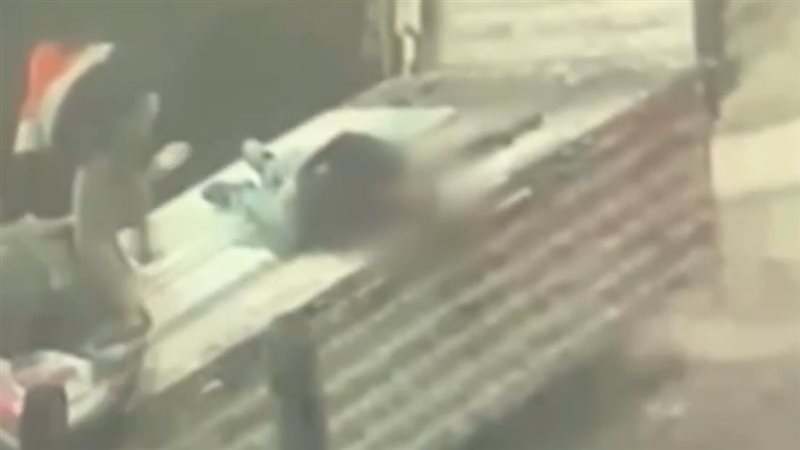 صعقة برق تصيب عامل،