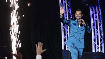 إيه اليوم الحلو دا، أحمد سعد يتألق بحفل رأس السنة في الشارقة (فيديو)
