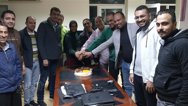 عصام كامل يتوسط أسرة