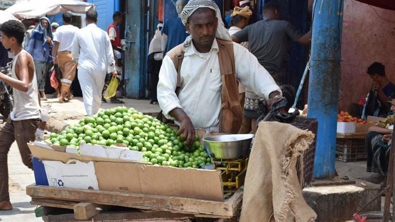 بائع يمنى فى سوق