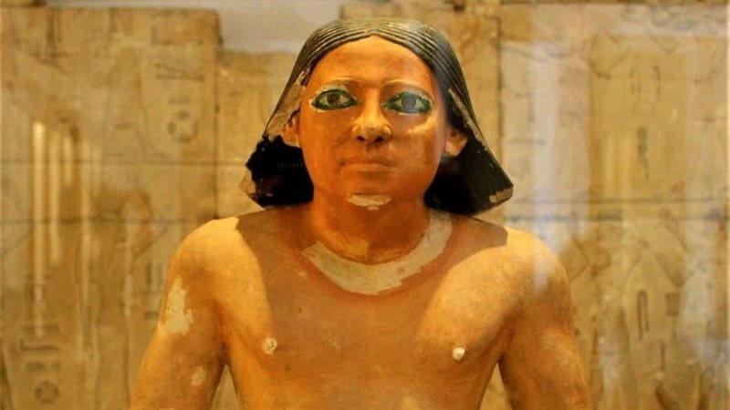 تمثال الكاتب الجالس