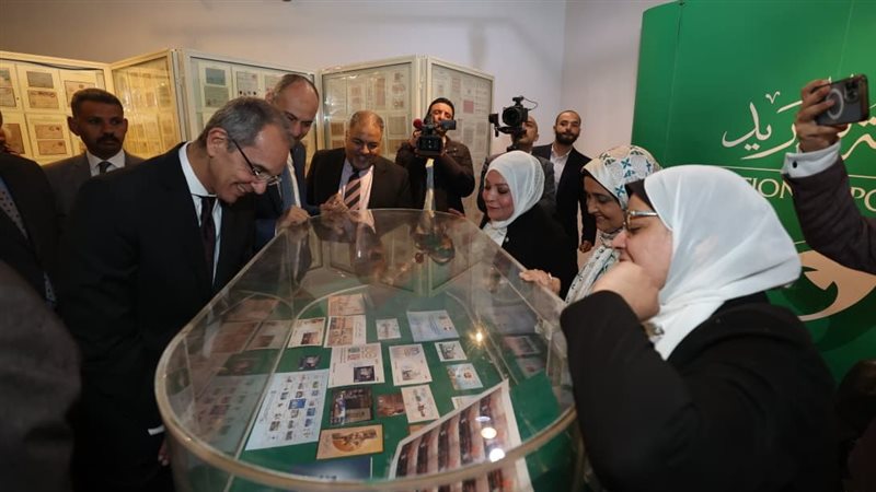 وزير الاتصالات خلال