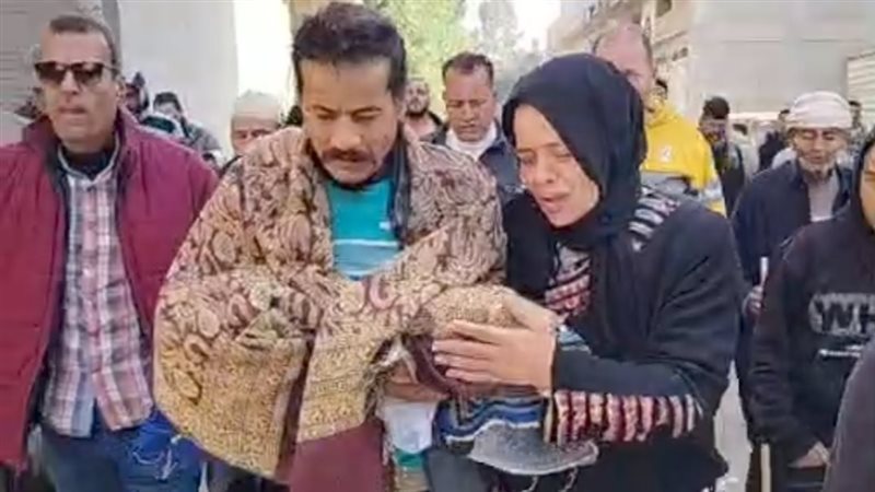 والد الصغير وزوجته،