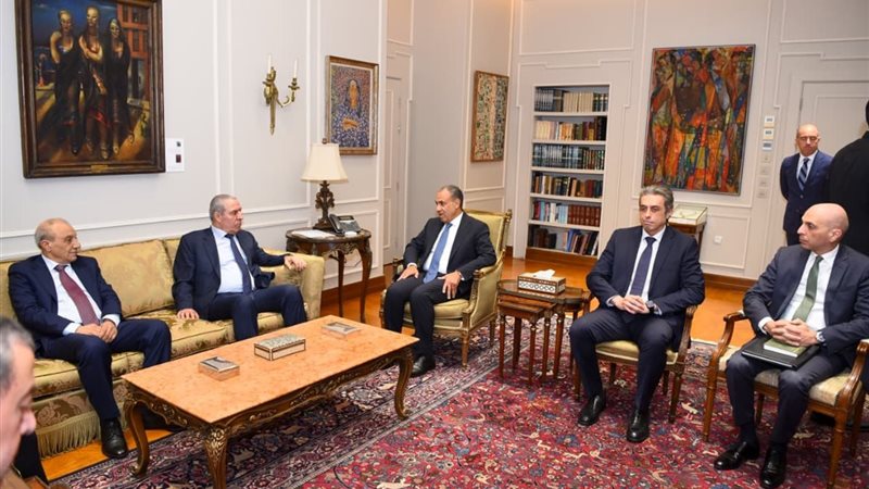وزير الخارجية مع