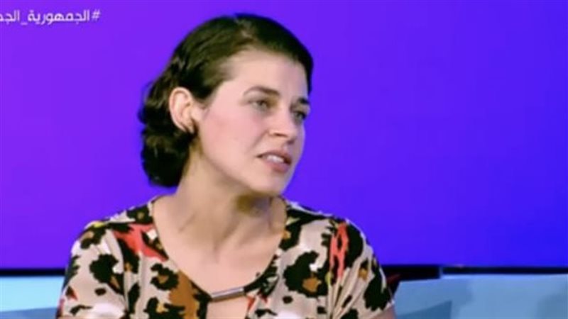 الفنانة منى هلا 