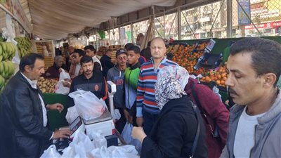 إقبال كثيف من المواطنين على المعرض الدائم للسلع الغذائية بالمنصورة
