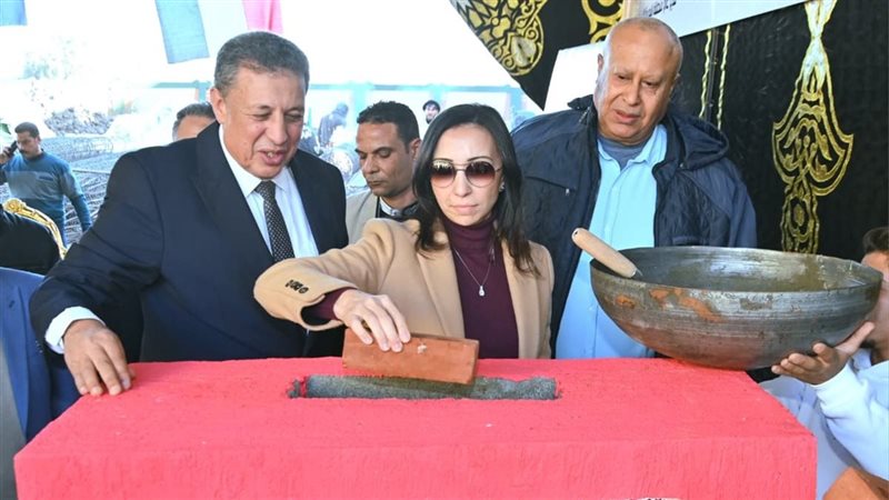 محافظ البحيرة تضع