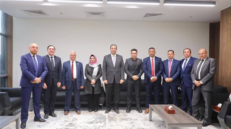 المحافظ مع اللجنة