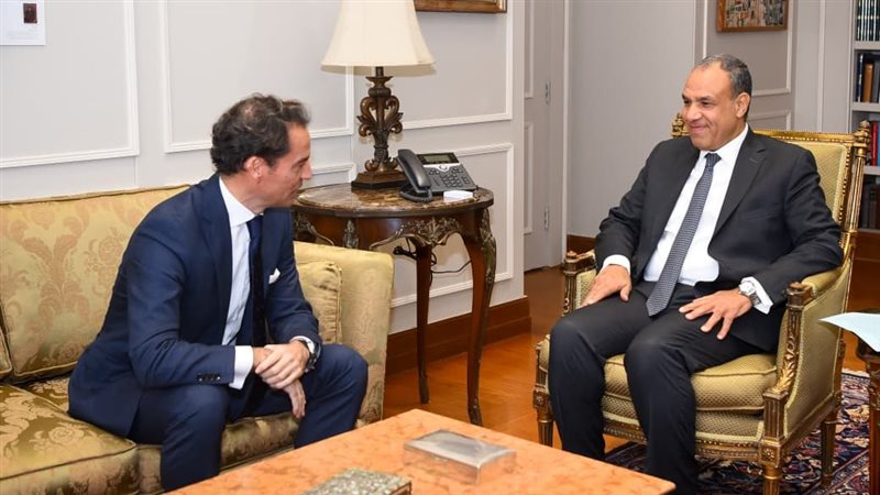 وزير الخارجية مع