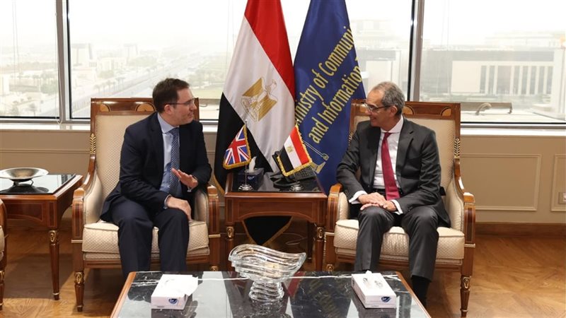 وزير الاتصالات والسفير