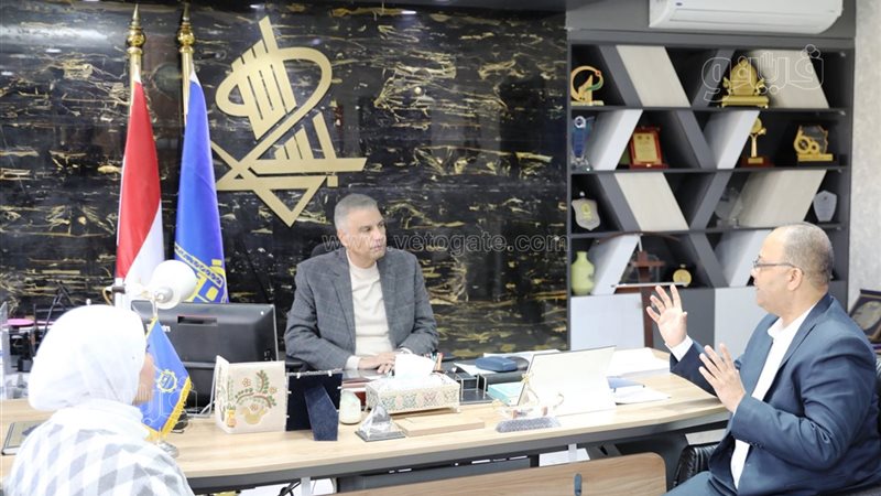 محافظ أسوان يلتقى