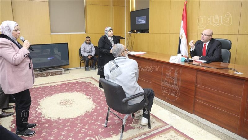 محافظ بني سويف يستمع