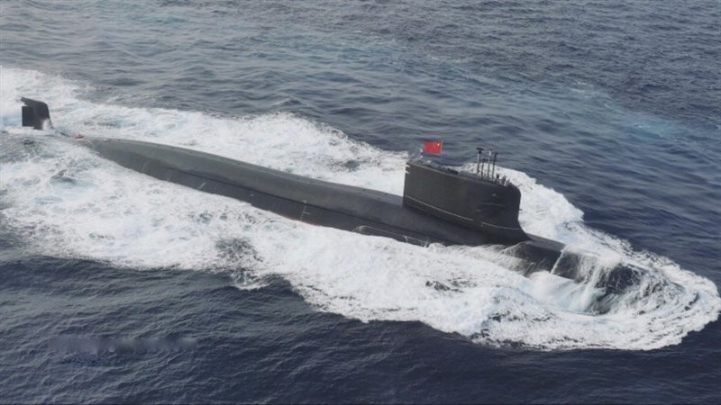 غواصة نووية تتبع