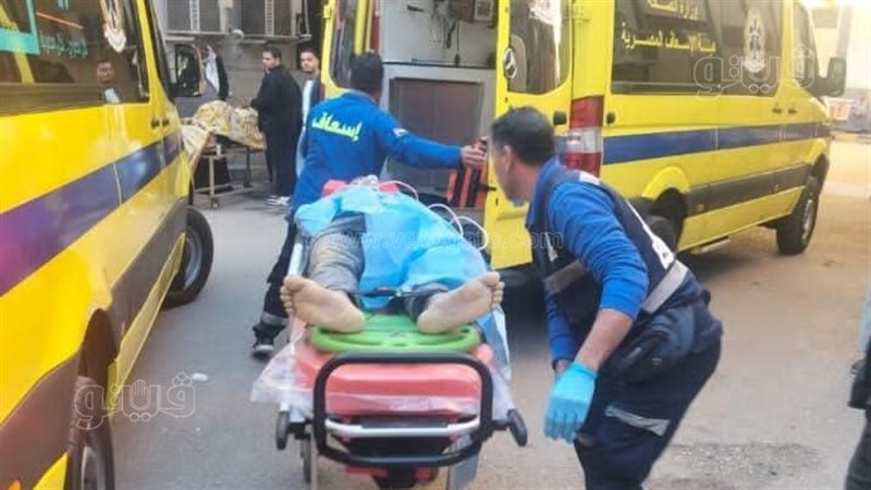 الإسعاف تنقل المصابين،