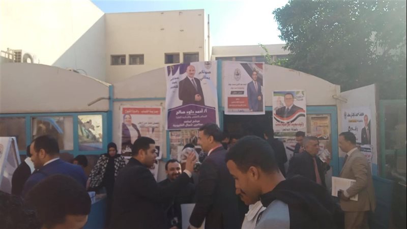 توافد المحامين على