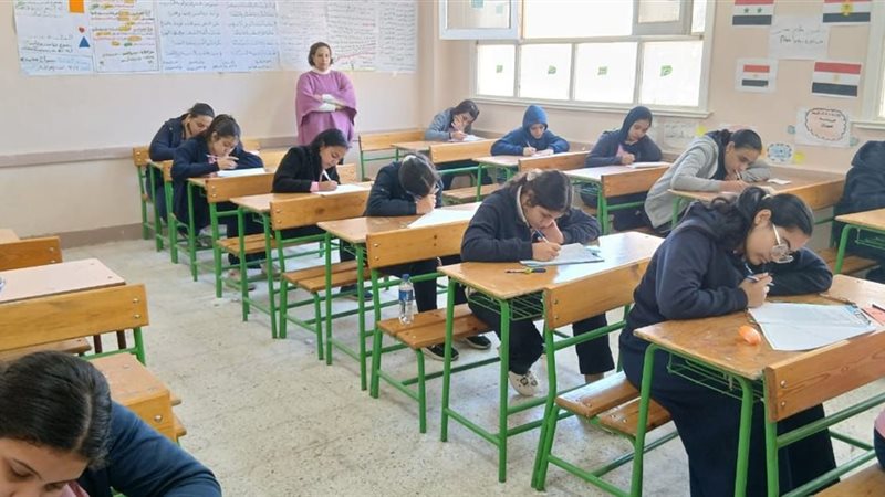 طلاب الشهادة الإعدادية