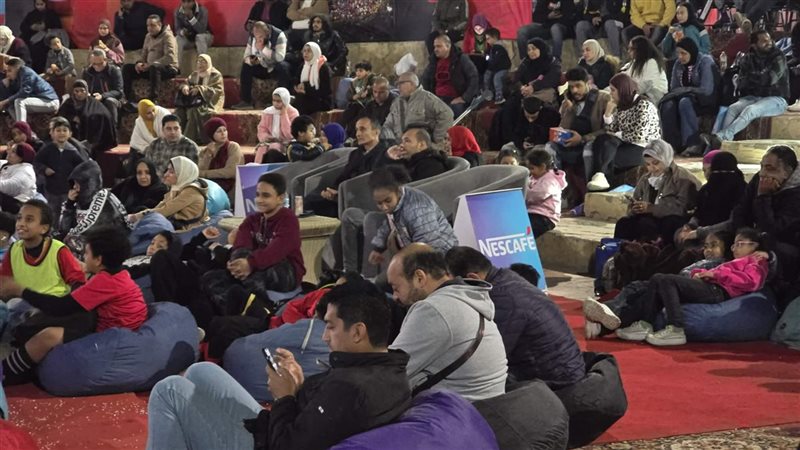 إقبال متوسط للجماهير