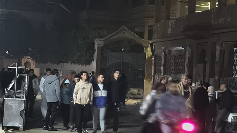 توافد أهالى قرية