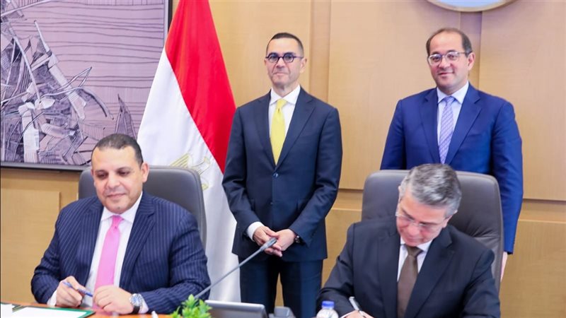 جانب من التوقيع 