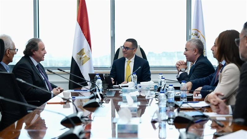 وزير الاستتثمار يستعرض