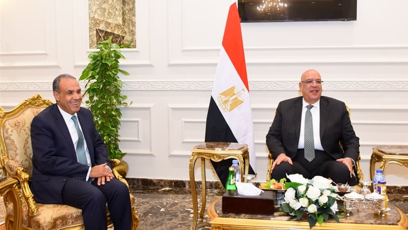 وزير الخارجية مع