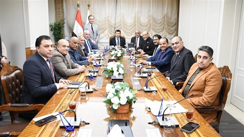 أشرف صبحي يلتقي عددًا
