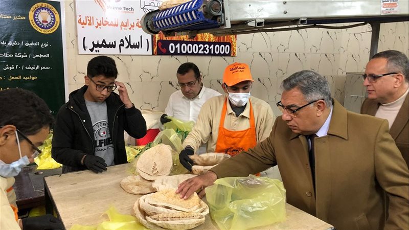 محافظ الدقهلية بالمخبز