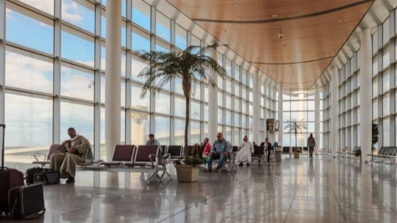 المسافرين في المطار،