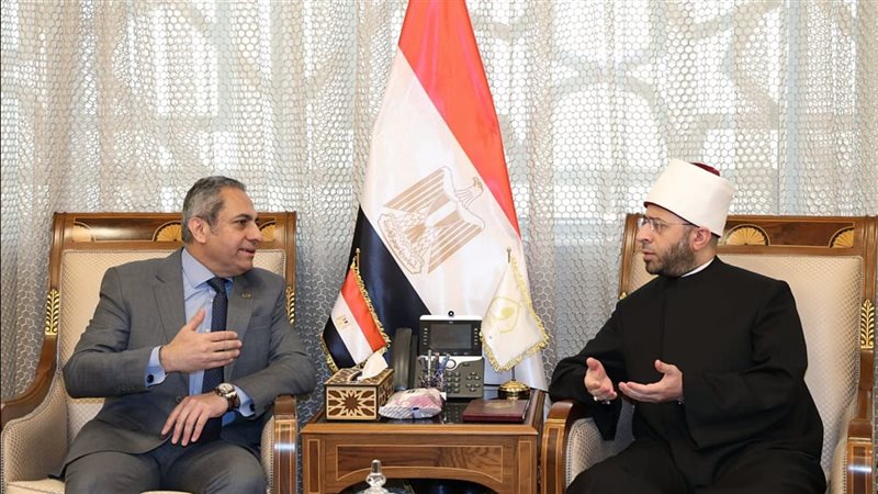 وزير الأوقاف يلتقي