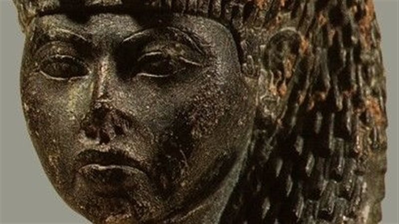 تمثال الملكة تيي