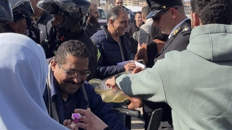 توزيع شيكولاته علي