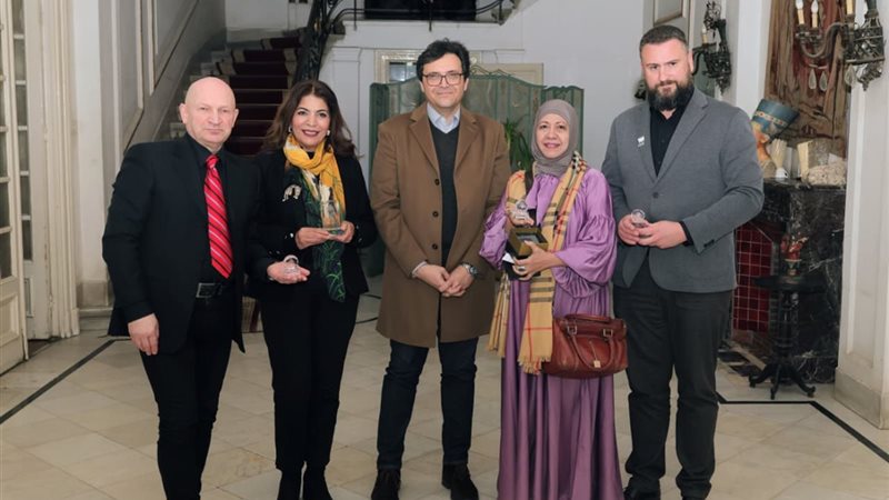 وزير الثقافة مع وفد