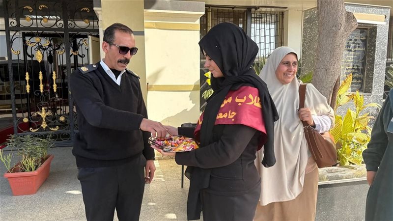 طلاب جامعة بنها يوزعون