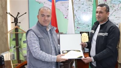 رد مبلغ كبير بعملة أجنبية، مياه الفيوم تكرم المحصل الأمين