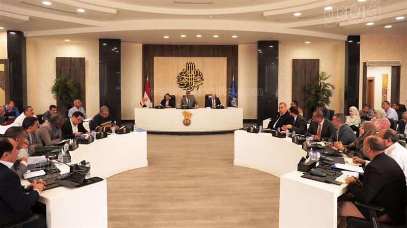 اجتماع محافظ اسوان
