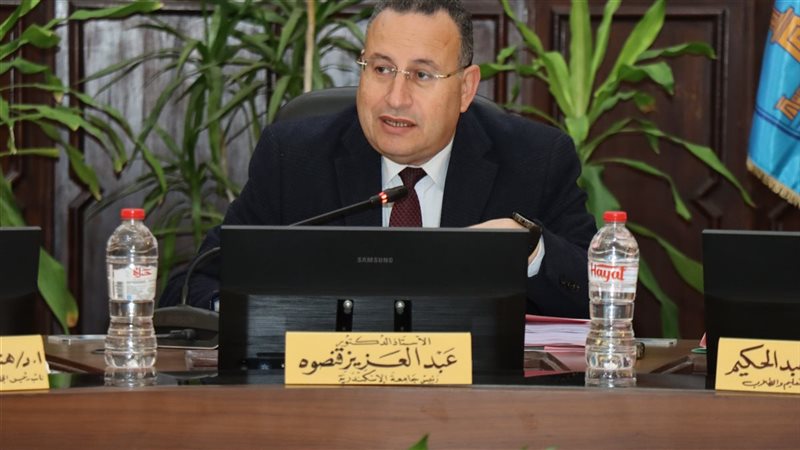 الدكتور عبد العزيز