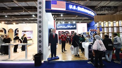 في معرض القاهرة الدولي الكتاب، ترامب يستقبل الزوار وأمريكا وقطر جيران (صور)