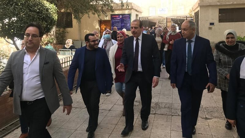 د.عمرو قنديل خلال