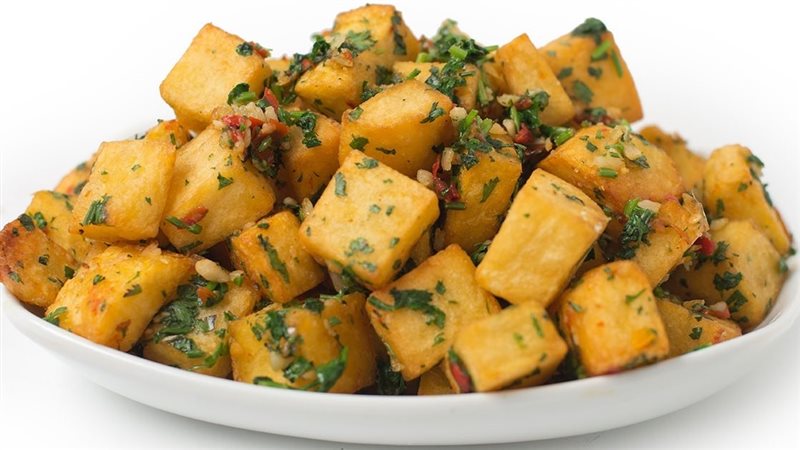 صينية بطاطس بالروزماري
