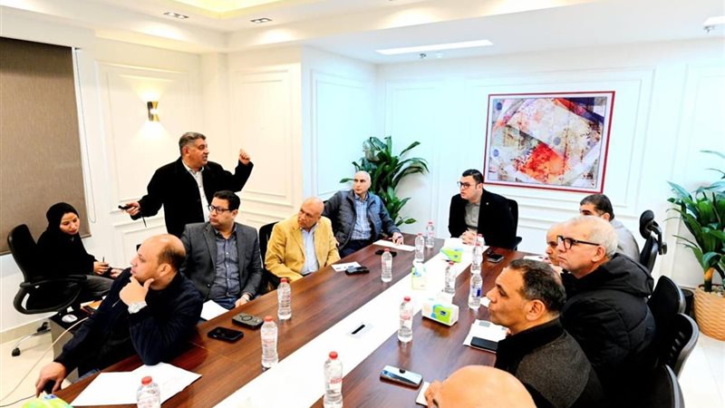 وزير الإسكان يعقد